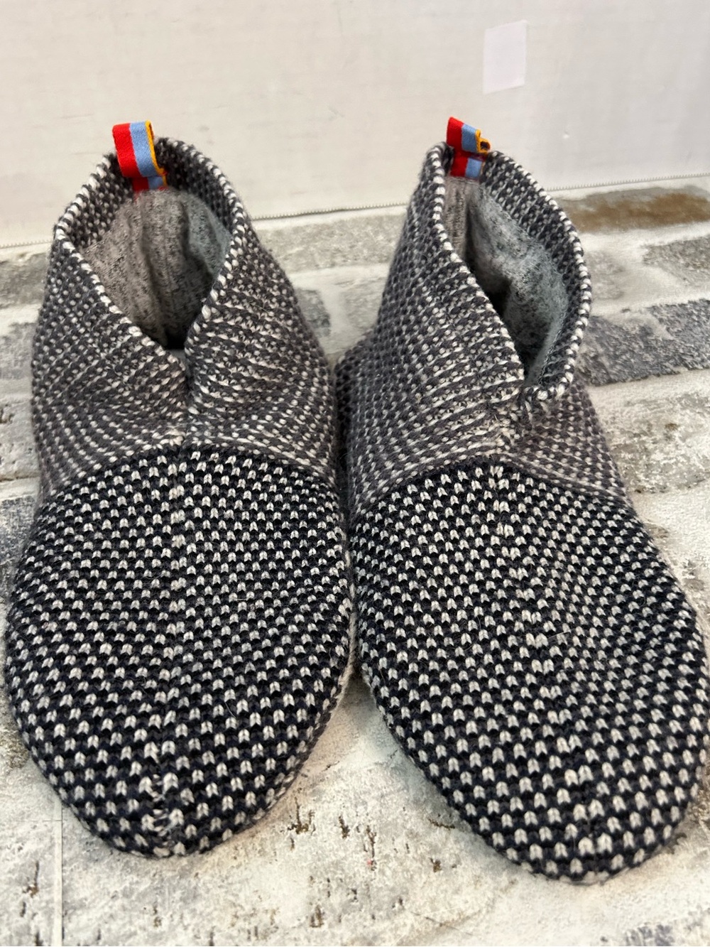 Bombas Gripper Slippers in a gray and white knit design